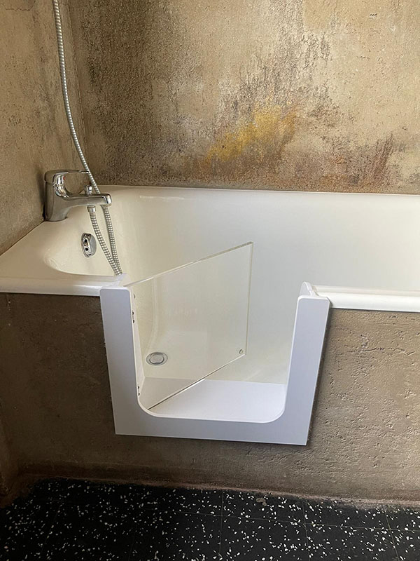 Pose porte daans la baignoire de Claire Après Pose porte daans la baignoire de Claire Après