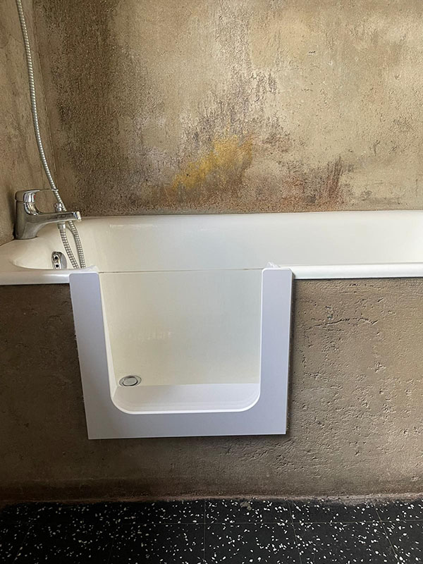 Pose porte daans la baignoire de Claire Avant Pose porte daans la baignoire de Claire Avant